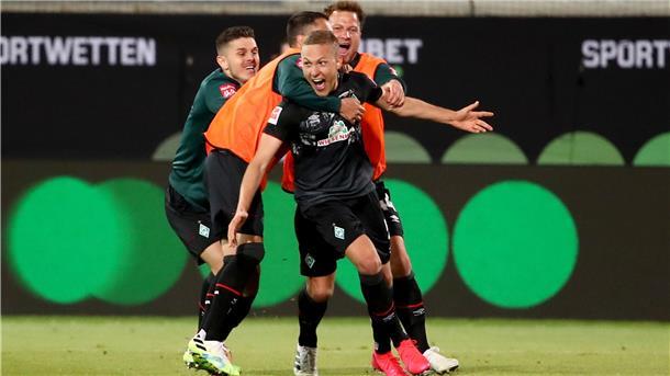 Jubel über den Klassenerhalt bei Ludwig Augustinsson (vorne) und seinen Werder-Kollegen.
