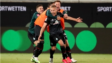 Jubel über den Klassenerhalt bei Ludwig Augustinsson (vorne) und seinen Werder-Kollegen.