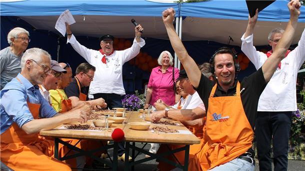 Jubel von Bremen 4-Reporter Rudy Schönborn (rechts) über den achtbaren letzten Platz beim Krabbenpulen. Sieger wurde Peter Meinecke (Zweiter von links).