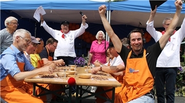 Jubel von Bremen 4-Reporter Rudy Schönborn (rechts) über den achtbaren letzten Platz beim Krabbenpulen. Sieger wurde Peter Meinecke (Zweiter von links).