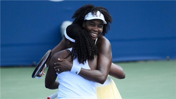Jubelte über einen Sieg beim Comeback: Venus Williams (r) mit Partnerin Hailey Baptiste.