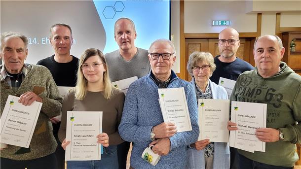 Jubilare beim TSV Abbehausen (von links): Reiner Gebauer, Sven Otholt, Alliah Laschitzki, Volker Romann, Wilfried Wehofsky, Edith Albertzard, Wolfgang Schüle, Michael Wendland.