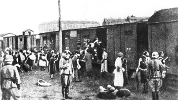 Juden aus dem Warschauer Getto werden im Sommer 1942 in Güterwaggons verladen und in das Vernichtungslager Treblinka transportiert.