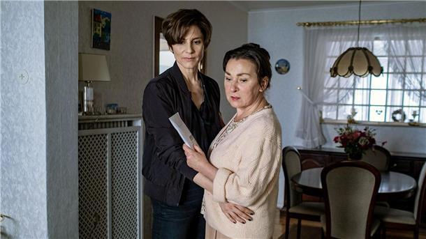 Judith (Christina Hecke, l) hat keine Ahnung, wie tief ihre Mutter Karen (Steffi Kühnert) in den Fall Camille Bartell verwickelt ist.