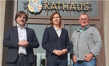 Judith Maas wurde jetzt von Bürgermeister Nils Siemen und dem stellvertretenden Bauhofleiter Bernd Bunjes in ihrer neuen Funktion begrüßt.