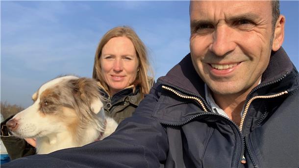 Judith und Michael Heinze, hier mit Hündin Polly, möchten in Butjadingen eine Lücke schließen: Ein Teil ihres Resthofs in Roddens soll zu einem Kinder- und Jugendtreff werden.