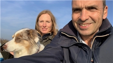 Judith und Michael Heinze, hier mit Hündin Polly, möchten in Butjadingen eine Lücke schließen: Ein Teil ihres Resthofs in Roddens soll zu einem Kinder- und Jugendtreff werden.