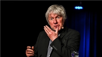 Jürgen Becker eröffnet das Satirefest der Arbeitnehmerkammer.