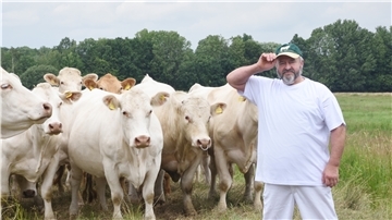 Jürgen Bitzer ist der einzige Fleischereimeister weit und breit, der seine Rinder auch selbst züchtet.