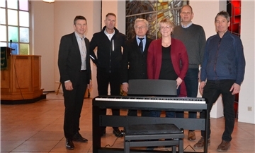 Jürgen Eckhoff, Gerd Höper, Asja Zitlau und Pastor Michael Grimm freuen sich über die Spenden von Bestatter Lars Oerding und Rainer Bassen (von rechts), dem Leiter der Scheeßler Sparkassenstiftung. Dank derer war es dem Förderverein der Kirchengemeinde Elsdorf möglich, ein E-Piano für die Friedhofskapelle anzuschaffen. 