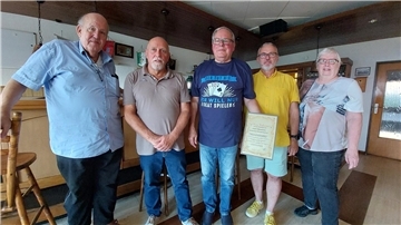 Jürgen Hülsebusch mit der Urkunde für 40-jährige Mitgliedschaft.