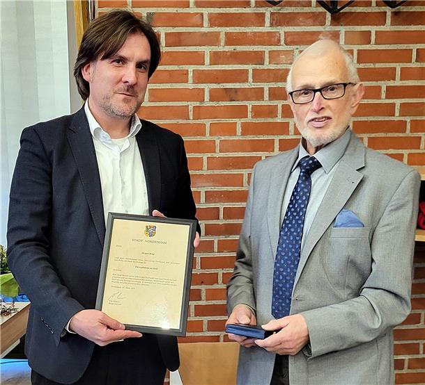 Zwei Männer mit Urkunde