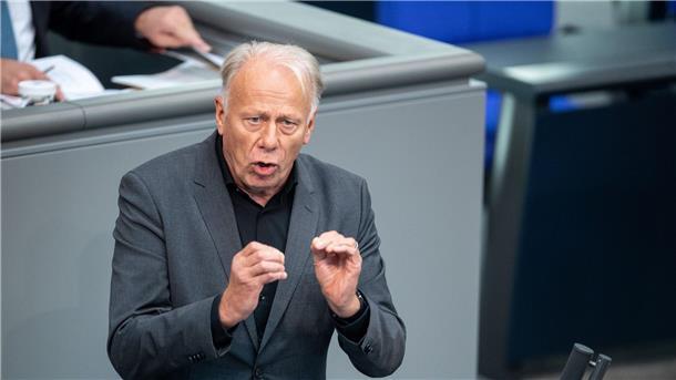 Grünen-Politiker Trittin will Bundestagsmandat niederlegen Jürgen Trittin, spricht im Plenarsaal des Bundestags zu den Abgeordneten.