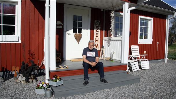 Jürgen Zehm, ehemaliger Erster Stadtrat von Geestland, vor seinem Haus in Töresbyn, Schweden. Seit Oktober 2019 lebt er dort mit seiner Frau Astrid.