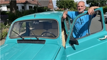 Jürgen Zimmer genießt es, in seinen R4 zu steigen und durch die Gegend zu knattern.