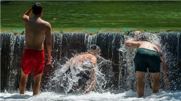 Jugendliche baden in einem kalten Bach. Ob auch Ältere sich das trauen?