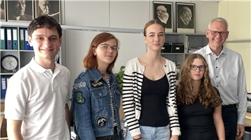 Jugendliche im Gespräch mit einem CDU-Landtagsabgeordnetem: Von links: George Safta, Malenie Kettelhake, Ineke Lütjen und Marie-Ann Gawronski sowie Björn Thümler.