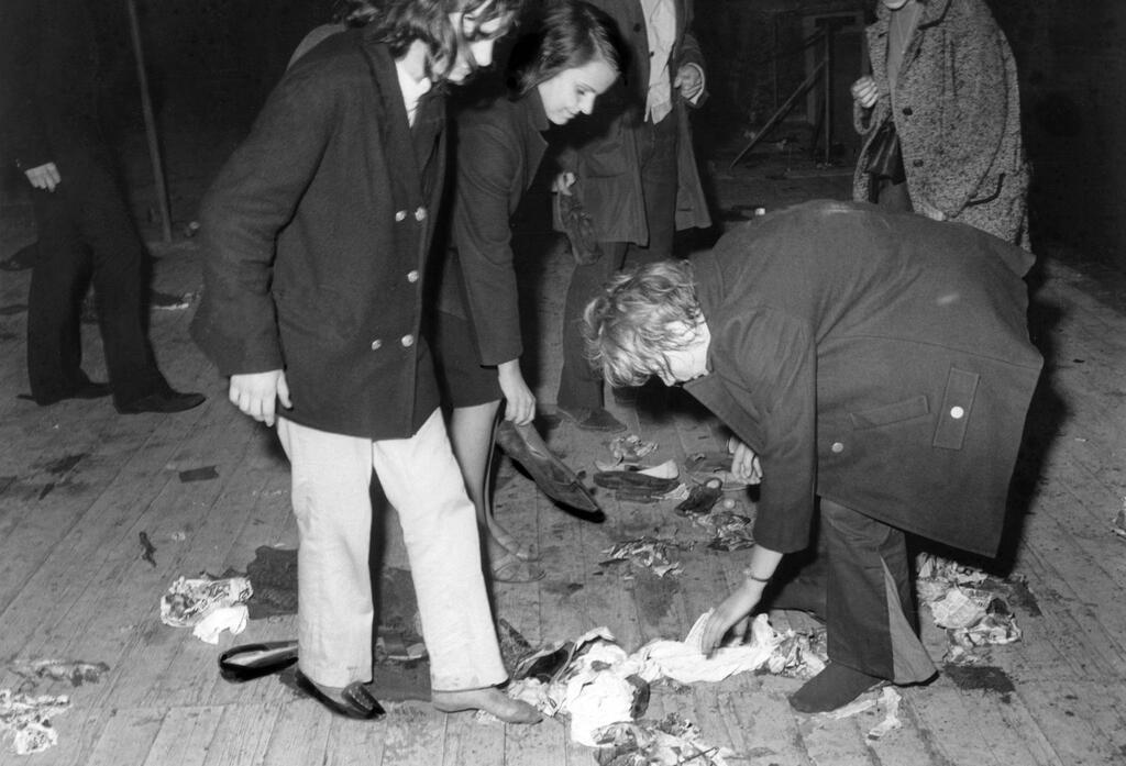 Vor 60 Jahren: Wie ein Konzert der Rolling Stones eskalierte Jugendliche sammeln Schuhe ein, die sie auf die Bühne geworfen haben. (Archivbild)
