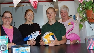 Jugendpflegerin Frauke Evers (links) und Leiterin Martina Feldmann-Bienhoff (rechts) freuen sich über die Unterstützung der frischgebackenen Bufdis Mia Broß und Taylor Toßerams.