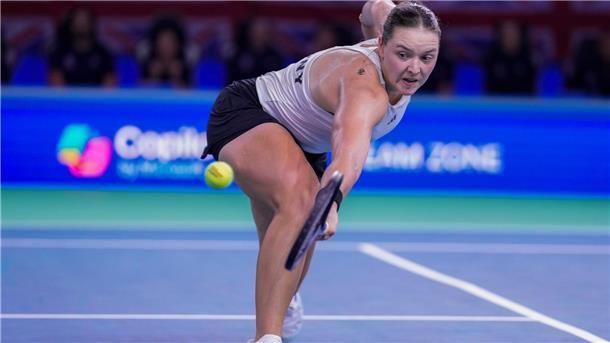 Deutsche Tennis-Damen in Malaga gleich raus Jule Niemeier streckte sich gegen Emma Raducanu vergebens.
