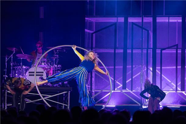 Jule Petsch ist eine Cyr Wheel Artistin und hat mehrere Weltmeistertitel gewonne...