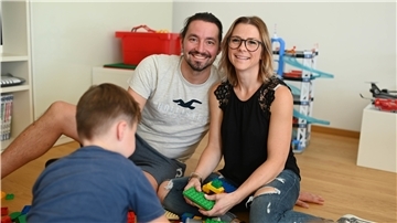 Eine Familie beim Spielen