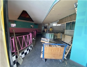 Juli 2023: Im Kultlokal "Milchbar" an der Lloydstraße, das wie die ganze Häuserzeile bis zum Cafe National als reine 50er-Jahre-Architektur denkmalgeschützt ist, sind die Handwerker zugange. Ein neuer Pächter plant dort im Herbst ein Lokal "Mein Essen" zu eröffnen.