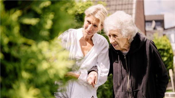 Singen und Blumen pflanzen: Neue Wege der Demenz-Betreuung Julia Bernsee (l) und ihre Mutter.