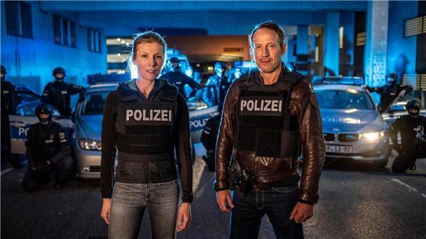 Franziska Weisz nimmt Abschied vom Falke-„Tatort“ Julia Grosz (Franziska Weisz) und Thorsten Falke (Wotan Wilke Möhring) in einer Szene aus „Tatort: Was bleibt“.