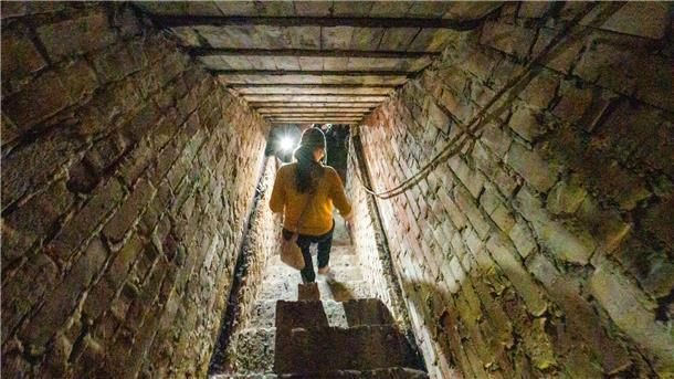 Julia Kahleyß, Leiterin des Stadtarchivs, macht sich ein Bild von den unterirdischen Gewölben. 