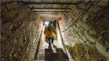 Julia Kahleyß, Leiterin des Stadtarchivs, macht sich ein Bild von den unterirdischen Gewölben. 
