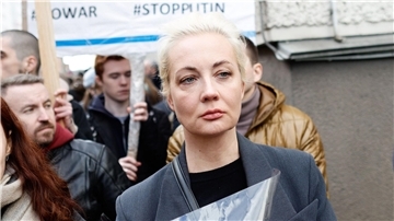 Julia Nawalnaja, die Witwe von Alexej Nawalny, steht in einer Warteschlange vor der russischen Botschaft, um ihre Stimme bei der Präsidentschaftswahl abzugeben.