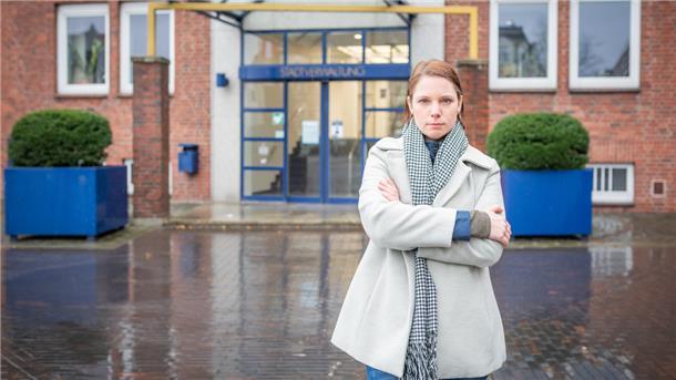 Julia Tiedemann, Landeschefin der Bürger in Wut (BiW) Bremen steht vor dem Rathaus der Stadt Bremerhaven. Foto: Hartmann
