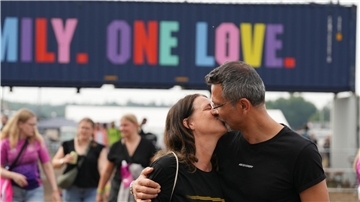 Julia und Mark aus Kiel machen es vor: Das Deichbrand 2025 ist voller Liebe.
