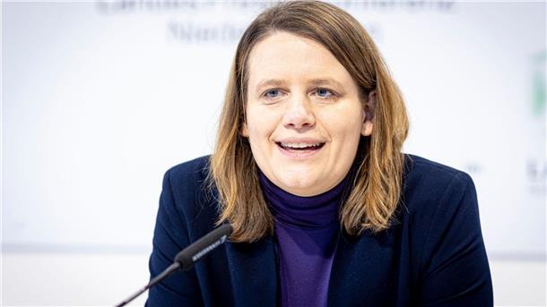 Julia Willie Hamburg (Bündnis 90/Die Grünen), Kultusministerin von Niedersachsen, spricht ins Mikro.