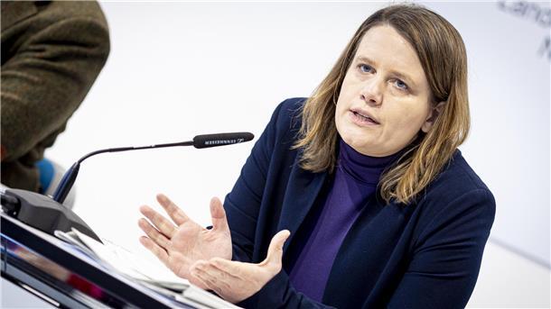 Julia Willie Hamburg (Bündnis 90/Die Grünen), Kultusministerin von Niedersachsen, spricht auf einer Pressekonferenz zum 2. Schulhalbjahr.