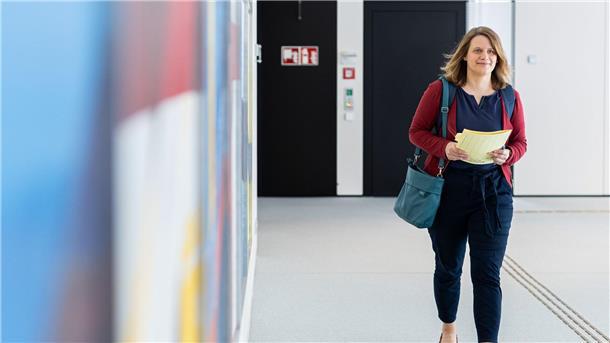 Kultusministerin legt Sozialindex für Schulen vor Julia Willie Hamburg (Bündnis 90/Die Grünen), Kultusministerin Niedersachsen, kommt zur Pressekonferenz zum Beginn vom neuen Schuljahr in Niedersachsen in der Landespressekonferenz.