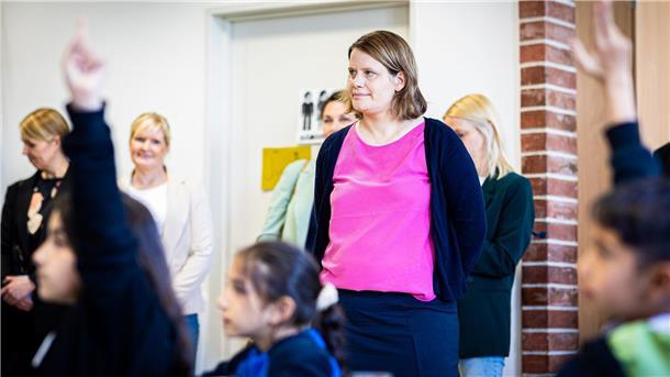 Ministerin besucht Unterricht für geflüchtete Kinder Julia Willie Hamburg (Bündnis 90/Die Grünen, M), Kultusministerin von Niedersachsen.