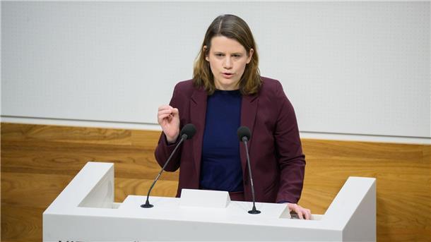 Ministerin: Förderschulen Lernen werden abgeschafft Julia Willie Hamburg (Grüne), Kultusministerin von Niedersachsen, spricht im Landtag.