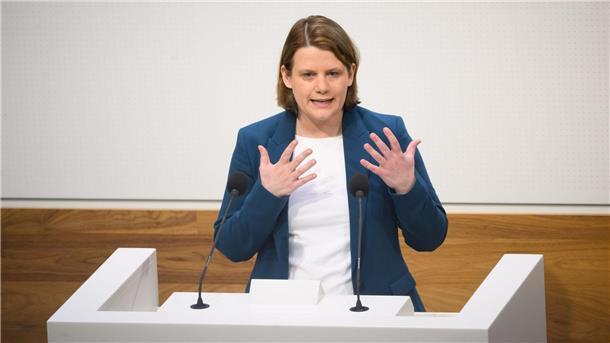 Fast 6000 Schüler verlassen Schule ohne Abschluss Julia Willie Hamburg spricht im niedersächsischen Landtag.