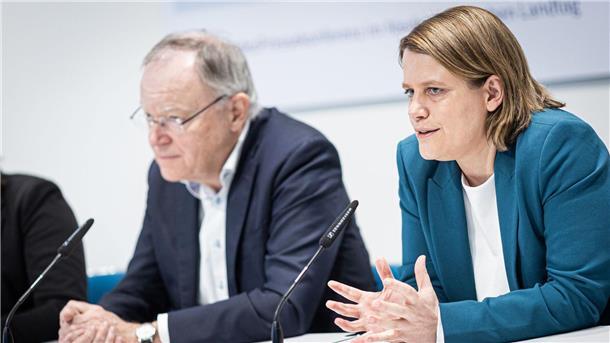 Beschleunigung, Schulen, Hochwasser: Landesregierung plant Julia Willie Hamburg und Stephan Weil sprechen auf einer Pressekonferenz im Anschluss an die Kabinettsklausur.