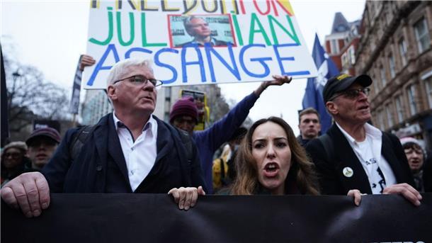 Drohende Auslieferung: Assange muss auf Entscheidung warten Julian Assanges Frau Stella Assange (M) marschiert mit Unterstützern nach der Auslieferungsanhörung in London vom Royal Courts of Justice zur Downing Street.
