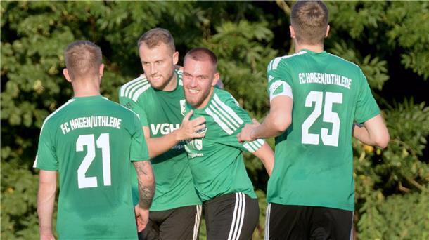 Julian Deppe (Zweiter von rechts) nimmt nach seinem Kopfballtor zum 2:0 die Glückwünsche der Mitspieler entgegen.