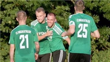 Julian Deppe (Zweiter von rechts) nimmt nach seinem Kopfballtor zum 2:0 die Glückwünsche der Mitspieler entgegen.