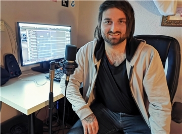 Julian Kluge ist Sänger der Metalband Daze und hat schon einige Stücke komponiert. Sein neuestes Werk: ein Tarifsong.