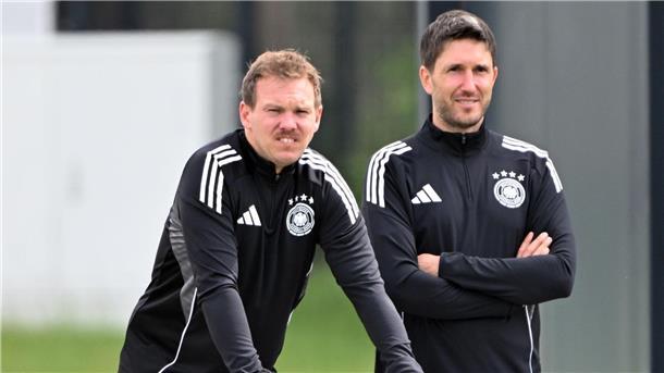 Ein „kleiner Titel“ als erstes großes Nagelsmann-Ding Julian Nagelsmann (l) schaut beim letzten Training nochmal genau hin. Neben ihm Assistent Benjamin Glück.