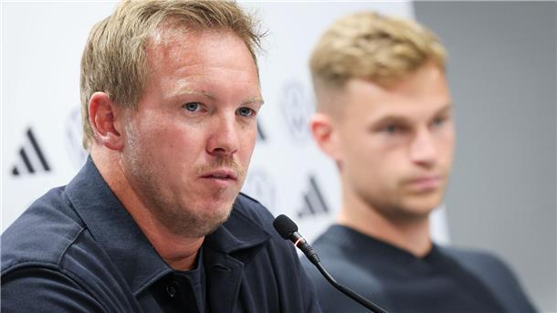 Julian Nagelsmann (l) und Joshua Kimmich bei der Pressekonferenz in Bratislava.