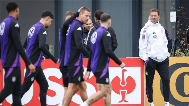 Julian Nagelsmann (r) beruft den letzten Kader 2025 (Archivbild).