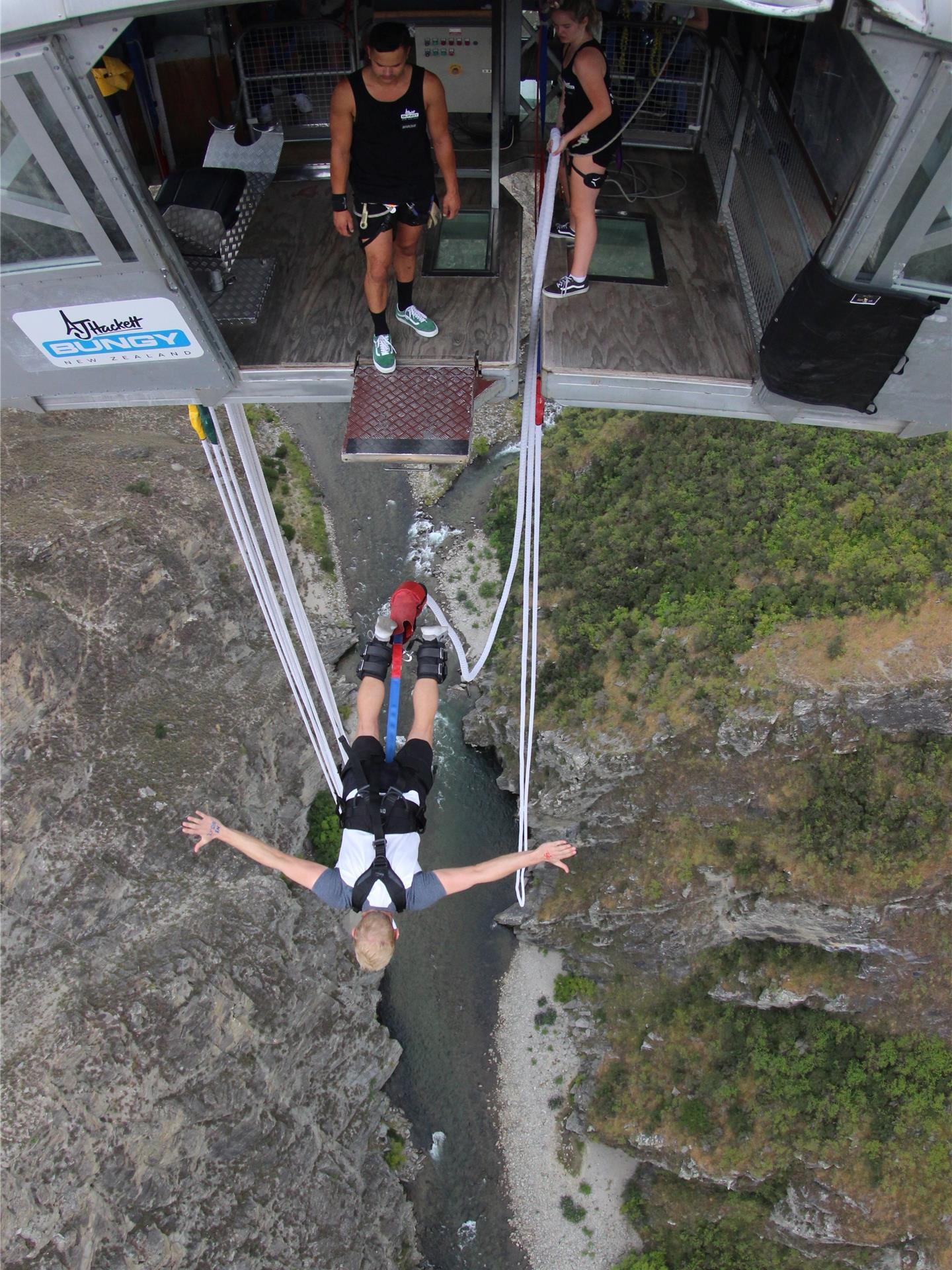 Julian Stein hat bei einem Besuch in Neuseeland einen Bungee-Sprung gewagt.