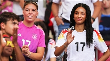 Juliane Wirtz (l), Schwester von Florian Wirtz, hat ihren Vertrag bei den Fußballerinnen von Werder Bremen verlängert. 